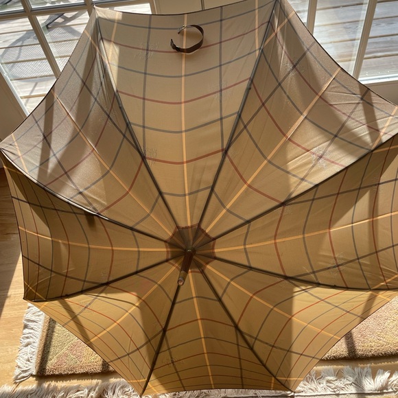Burberry’s Umbrella With Wooden J Handle - Picture 2 of 10